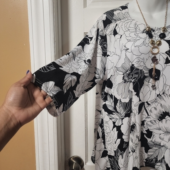 Women's Floral Top Black & White Print (Size M) - Picture 4 of 6